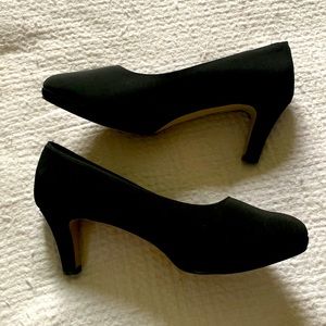 The Walking Cradle black micro pump